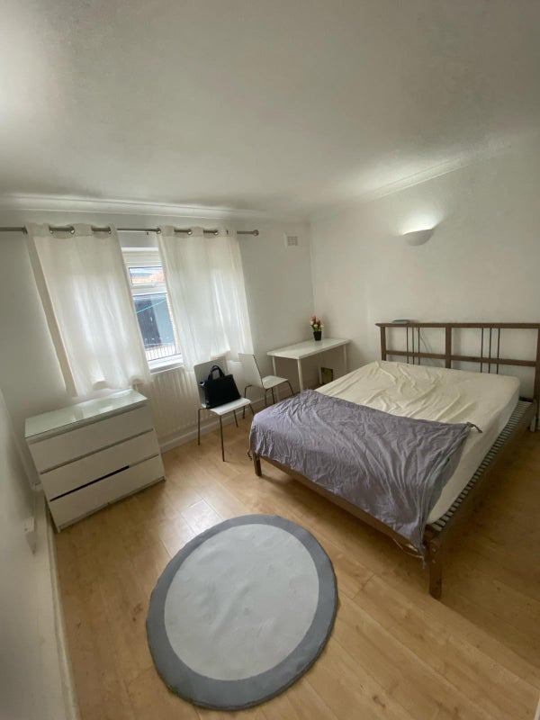 'Remarkable Room At Macroom House, Queens Park 👑' Room to Rent from