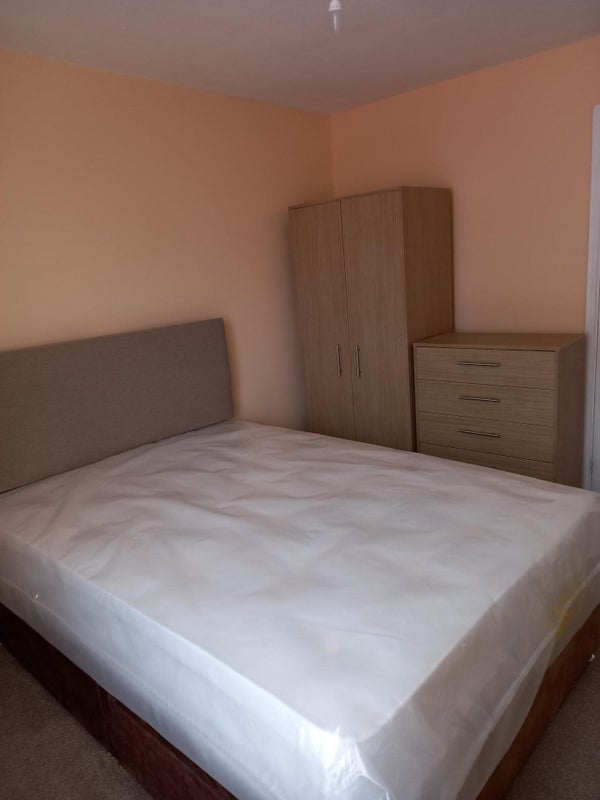 Photo 1: Bedroom