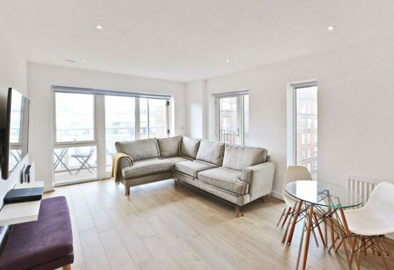 'Bright & spacious 2 bed near Mile End tube' Room to Rent from SpareRoom