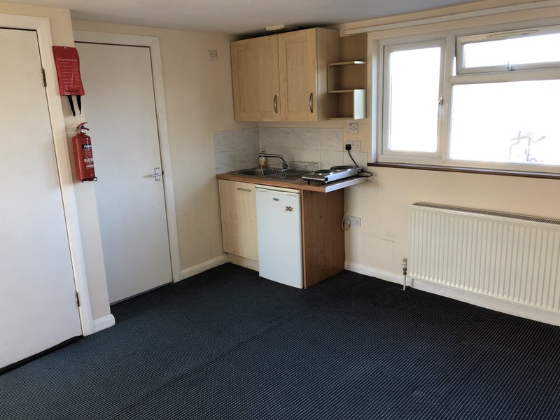 'SelfContained Studio Flat, Bedfont Feltham TW14 ' Room to Rent from