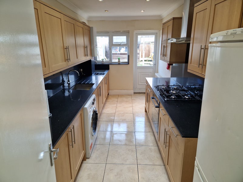 Photo 3: Kitchen