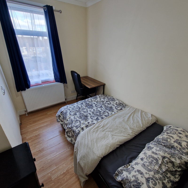 Photo 4: Room 3
