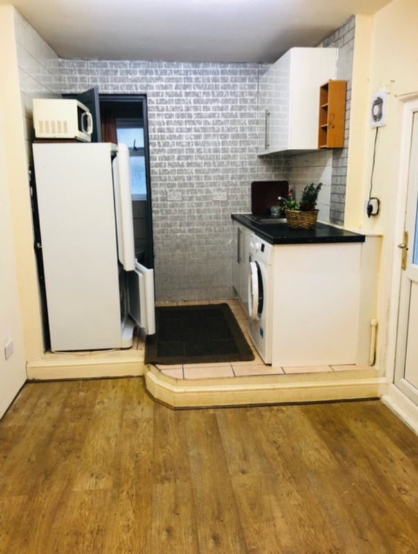 'Studio to Rent Hounslow £850 inc bills ' Room to Rent from SpareRoom