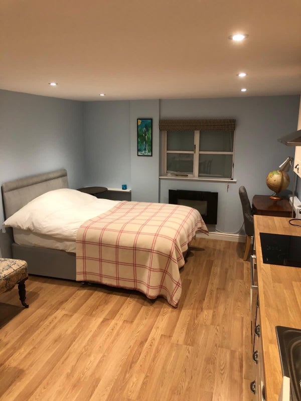 Photo 1: Open plan bedroom