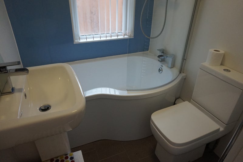 Photo 1: En-suite bathroom
