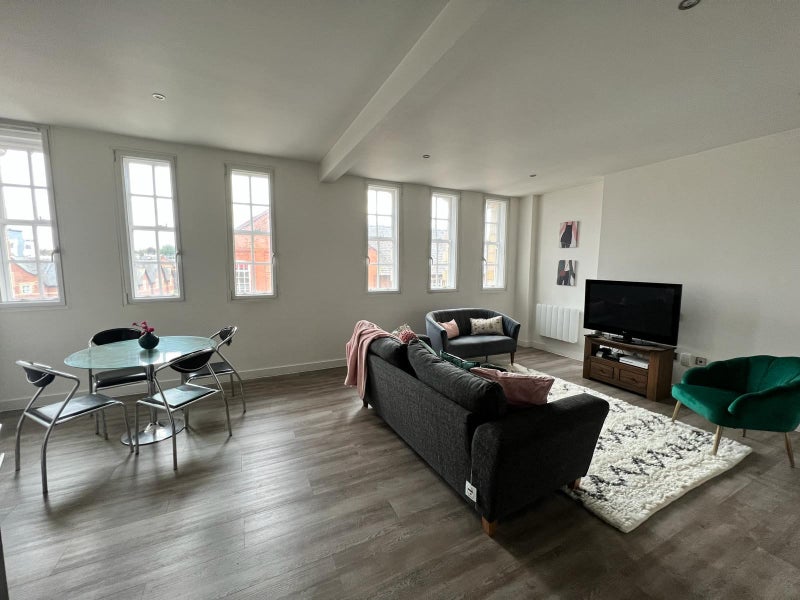 'Professional female flatmate wanted in Altrincham' Room to Rent from