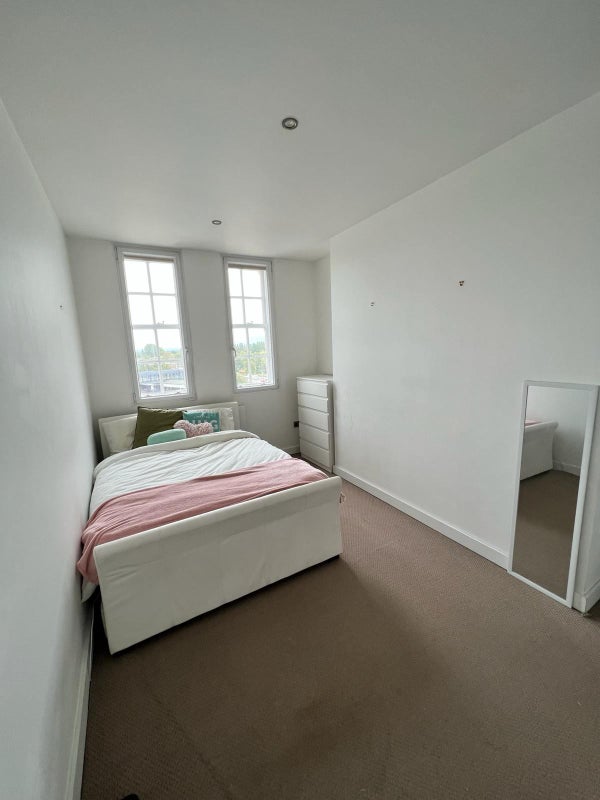 'Professional female flatmate wanted in Altrincham' Room to Rent from