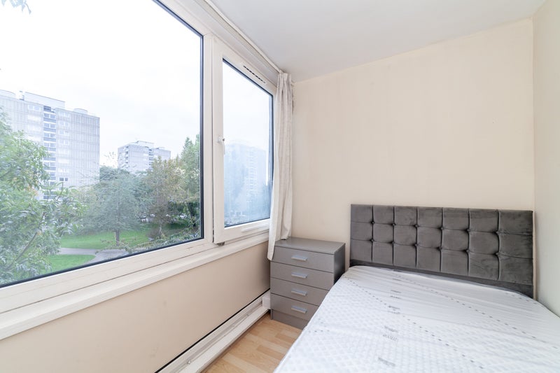 Photo 5: 590£