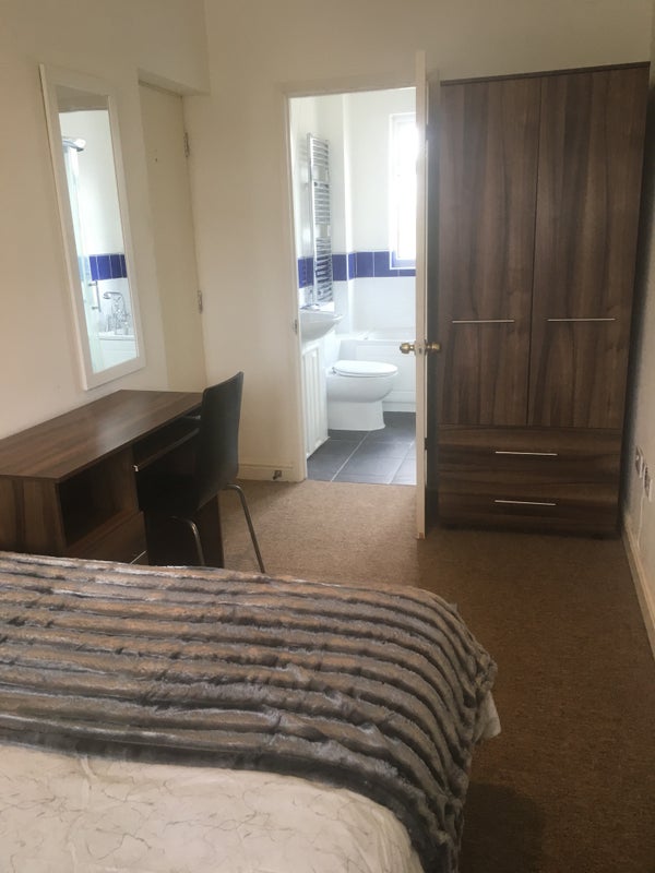 'Double ensuite room close to Feltham centre' Room to Rent from SpareRoom