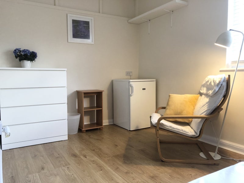 Photo 1: Bedsit room 5