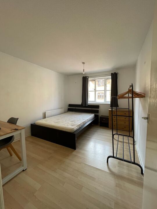 Photo 1: Bedroom pic 1