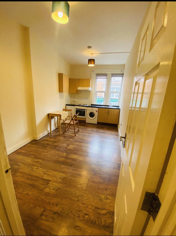 'Studio 2 Minutes Walking From Willesden Green Stat' Room to Rent from