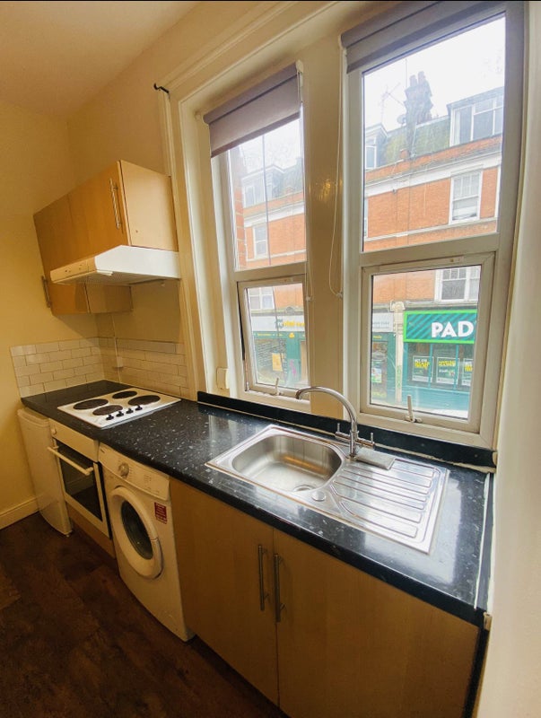 'Studio 2 Minutes Walking From Willesden Green Stat' Room to Rent from