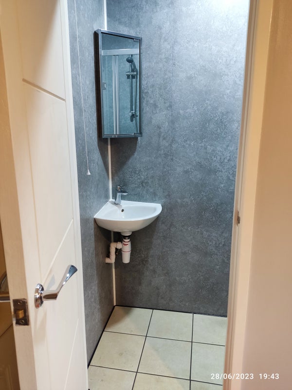 'Double Room in Merstham House Share' Room to Rent from SpareRoom