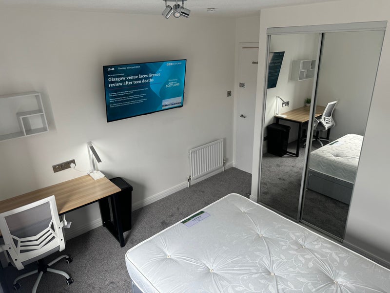 Photo 1: Room 2