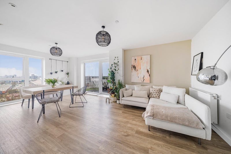 Photo 1: Living Space 