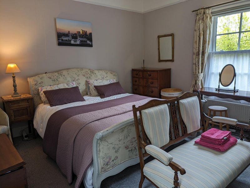 Photo 1: 6' wide super kingsize bed