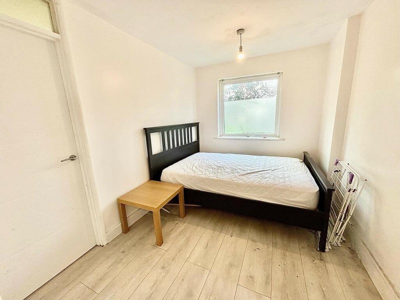 'Stunning One Bedroom Flat In The Heart Of Wanstead' Room to Rent from