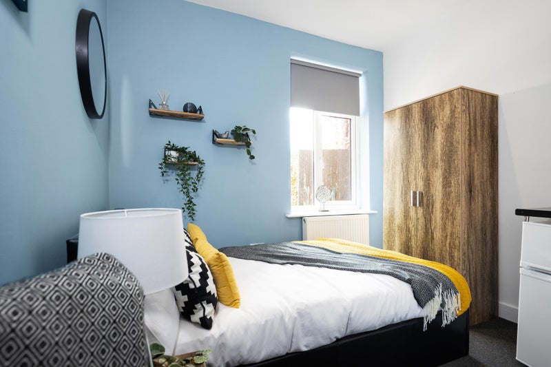 Photo 1: Bedroom 1 (with en-suite) available room