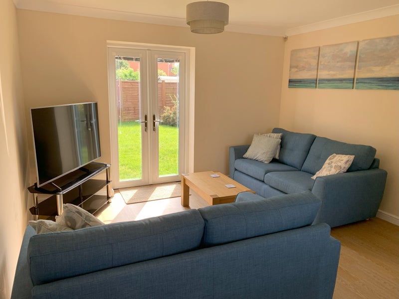 Photo 1: Living room 