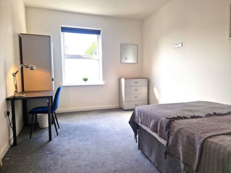 Photo 1: Room 4