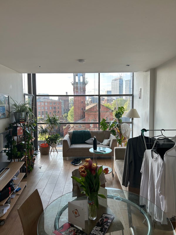 'Great room in Deansgate/Castlefield flat' Room to Rent from SpareRoom