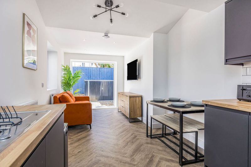 Photo 1: COMMUNAL LOUNGE