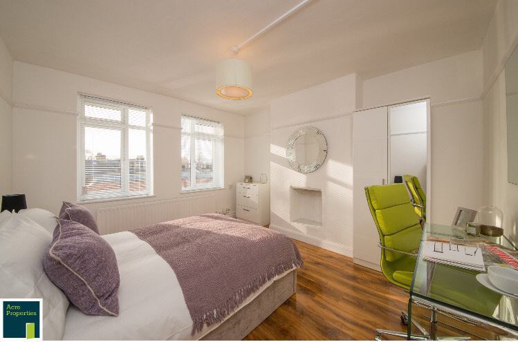 Photo 1: Bedroom 3 £965PCM - available 11/05/2026