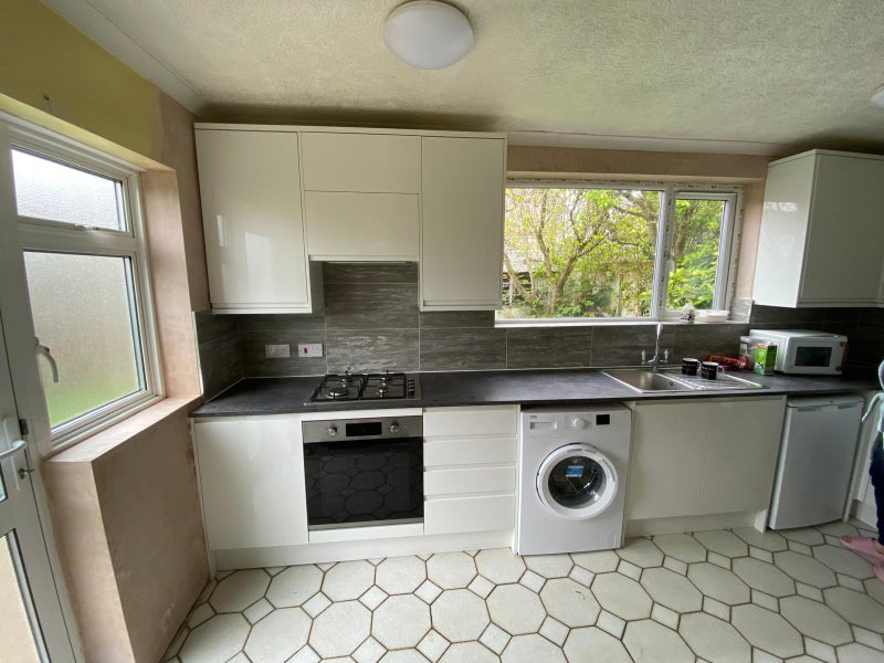 Photo 1: kitchen