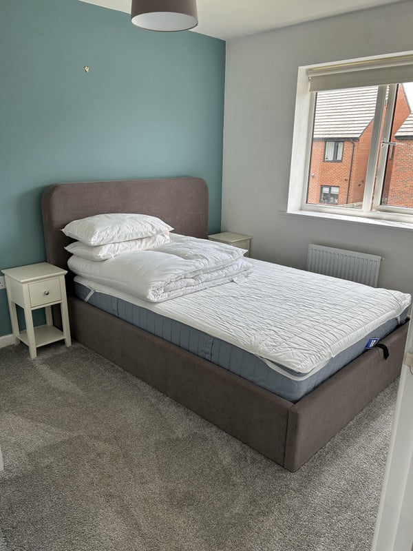 Photo 1: Bedroom