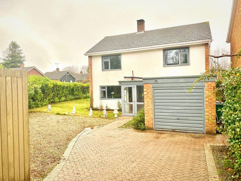 'Beautiful, spacious detached property in Banstead' Room to Rent from