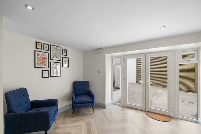 Photo 9: Seating Area