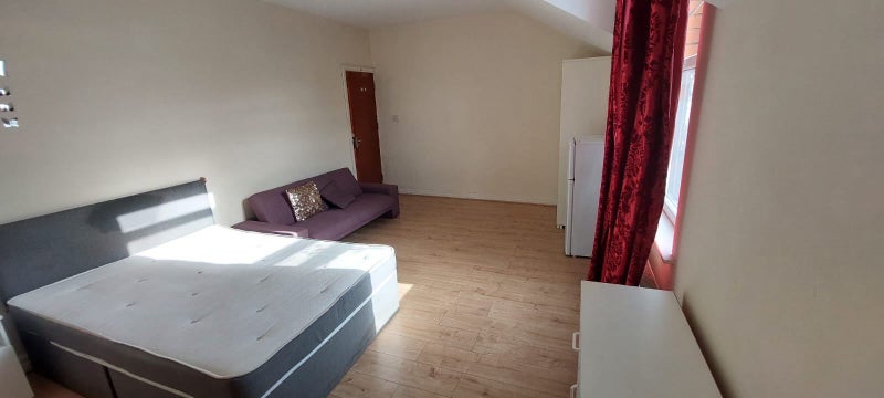 'Large Bedroom Available With Bills Included*' Room to Rent from SpareRoom