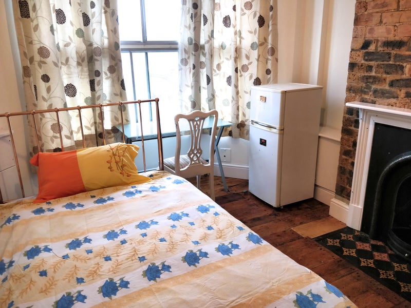 Photo 1: AVAILABLE ROOM