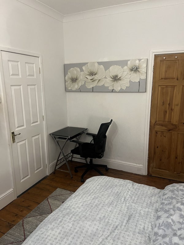 Photo 1: En-Suite
