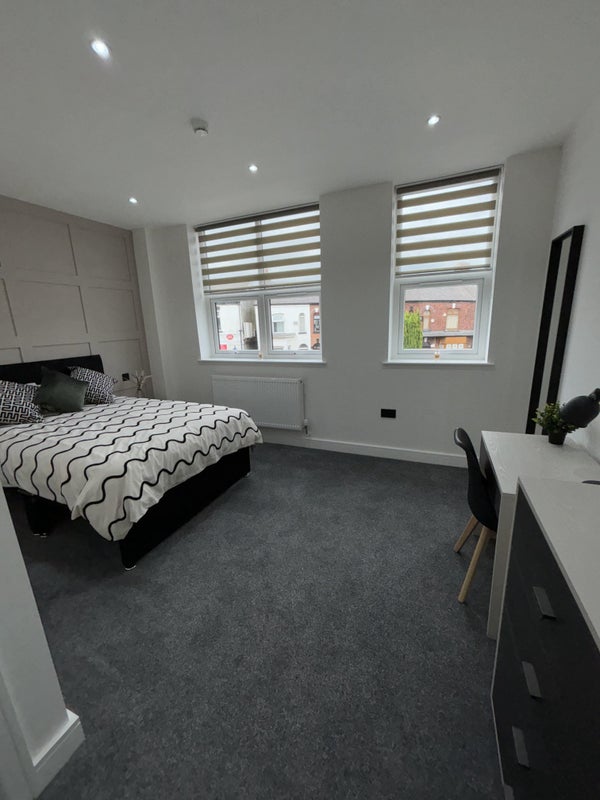 Photo 1: Bedroom 1