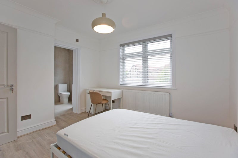 Photo 1: ROOM 4