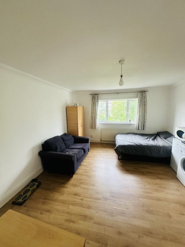 'Fantastic Studio Flat in Golders green' Room to Rent from SpareRoom