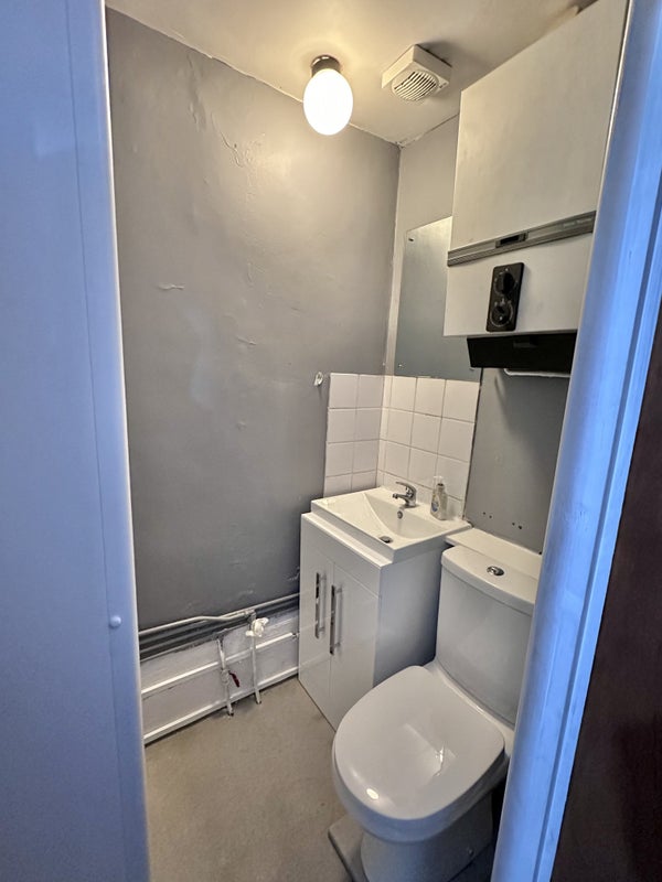 'Spacious Studio Flat Earls Court ' Room to Rent from SpareRoom