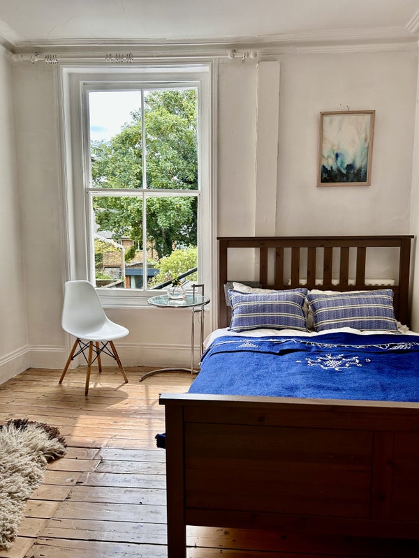 Photo 1: Room available 