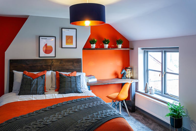 Photo 1: Room 4