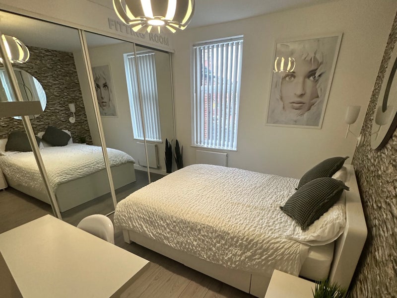 Photo 1: Bedroom 5. En-suite