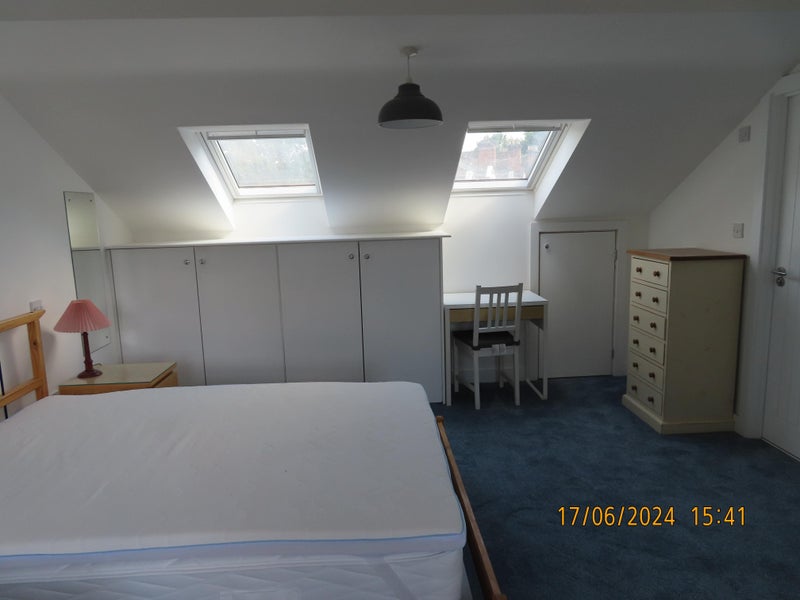 Photo 1: Room offered