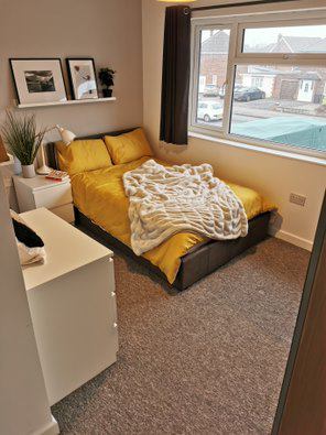 Photo 1: ROOM 5: Light, bright double en-suite 