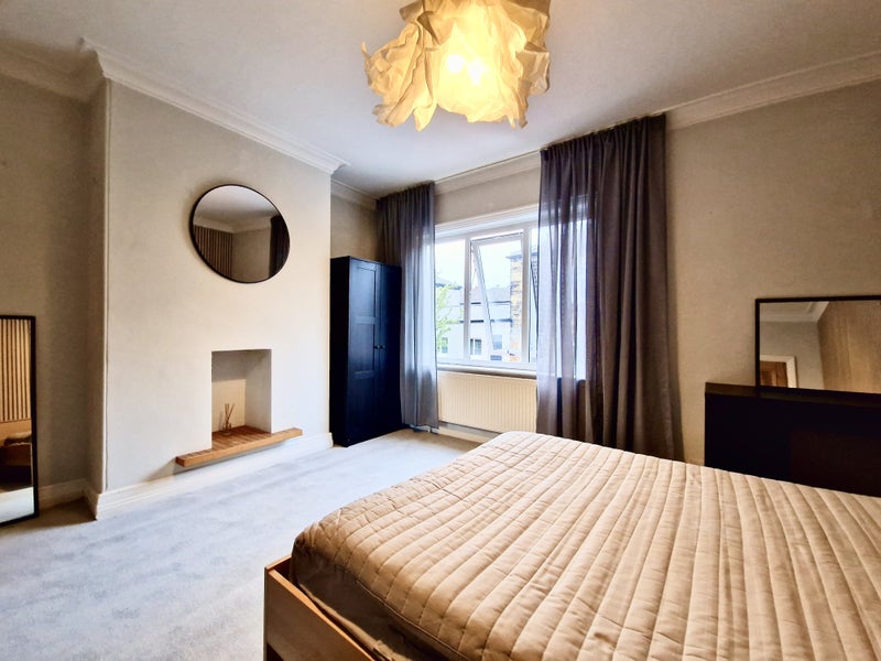 Photo 1: ensuite room with desk rm 1
