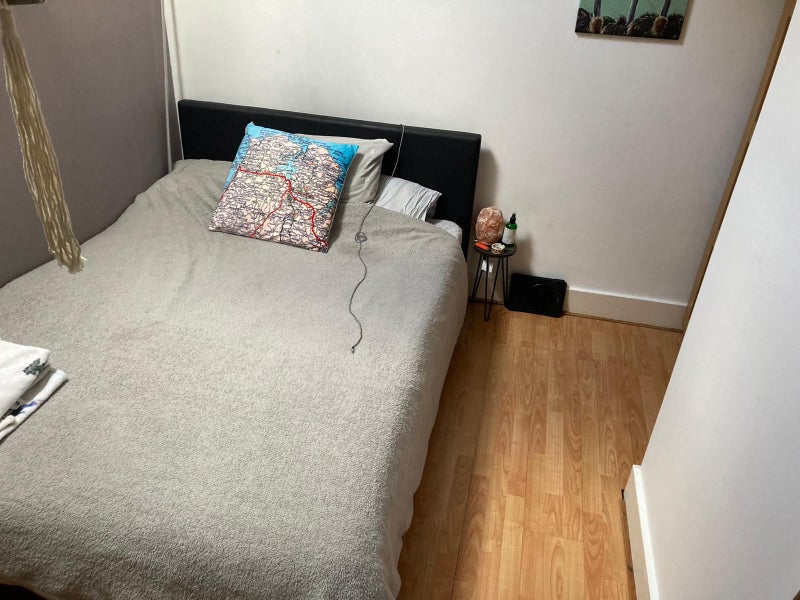 Photo 1: Double bed and wardrobe included