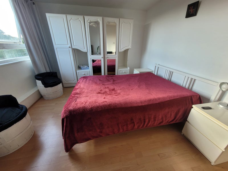 Photo 1: Spacious double room with own desk