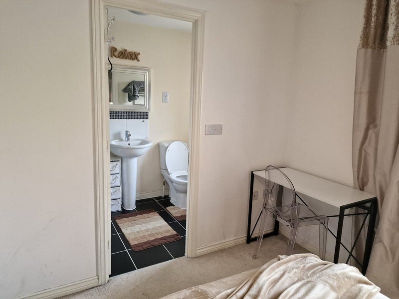 Photo 6: Room 3