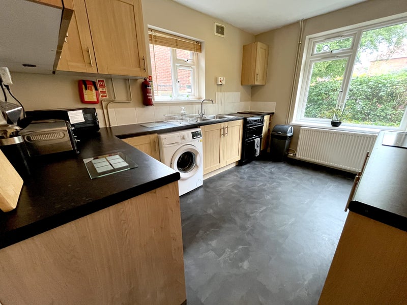 Photo 3: Kitchen