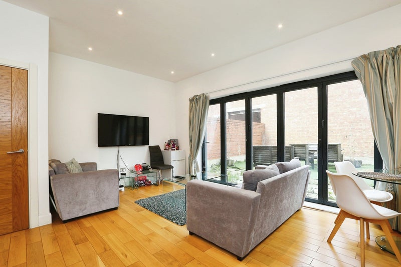 Photo 1: Kitchen Area/Lounge